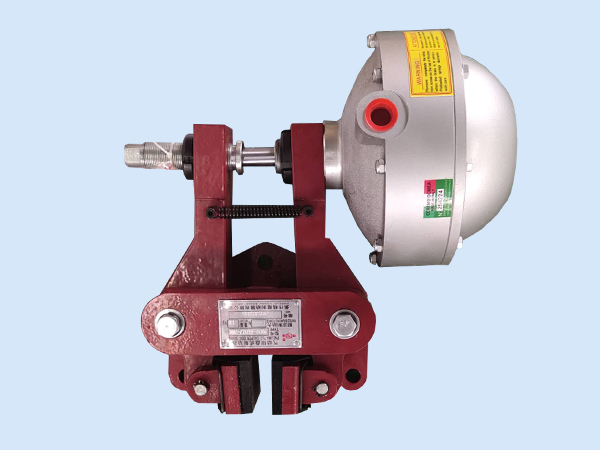 2、圖二為QDE常閉式鉗盤式制動器，比較常用在較大扭矩的剎車，如鋼材加工設備等；